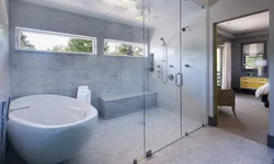 Бір қабырғада ванна мен душ бар ванна бөлмесінің дизайны