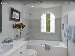 Современный дизайн ванной комнаты с окном в доме