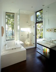 Современный дизайн ванной комнаты с окном в доме