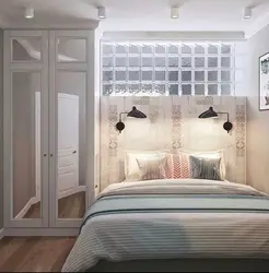 Дизайн спальни с одним окном напротив двери