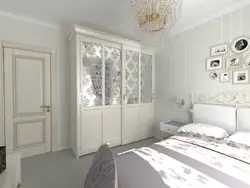 Bedroom design with one window opposite the door