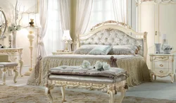 Інтэр'ер спальні з класічным ложкам