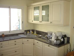 Шкафы для кухни фото угловой у окна