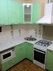 Современный дизайн маленькой кухни с угловой мойкой
