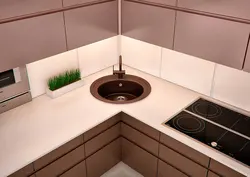 Современный дизайн маленькой кухни с угловой мойкой