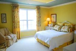 Желтые шторы в интерьере спальни фото