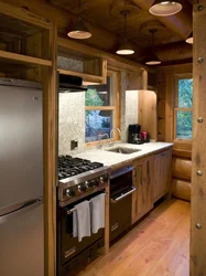 Дизайн кухни в маленьком деревянном доме