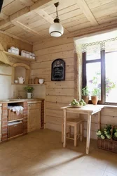 Дизайн кухни в маленьком деревянном доме