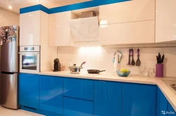 Интерьер кухни с белым верхом и синим низом