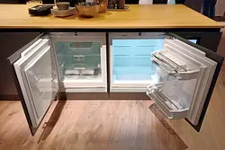 Морозильная камера в интерьере кухни