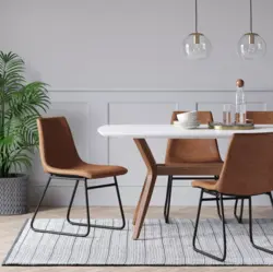 Дизайн кухни с коричневыми стульями