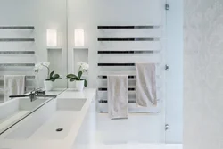 Белы полотенцесушитель у інтэр'еры ванны