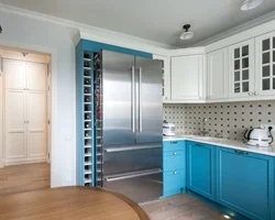 Дизайн кухни синий холодильник