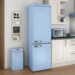 Дизайн кухни синий холодильник