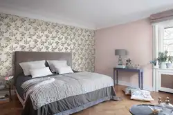 Интерьер спальни с разными стенами