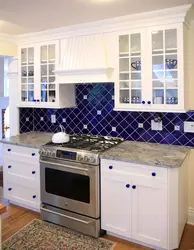 Интерьер кухни с синим фартуком