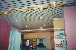Дизайн потолка из панелей на кухне