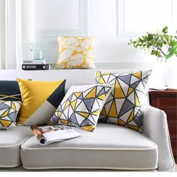 Qonaq otağının interyerində divan yastıqları