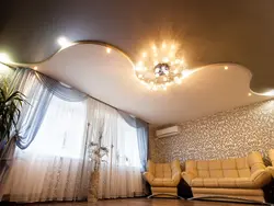 Дизайн гостиной с двухуровневым потолком
