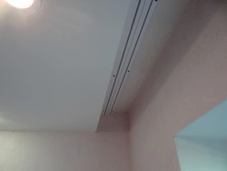 Mətbəxdə tavan fotoşəkilində korniş ilə asma tavanlar
