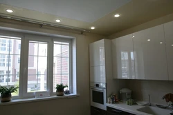 Натяжные потолки с карнизом на потолке фото на кухне