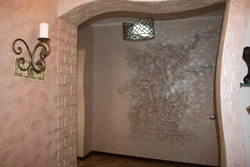 Kvartirada koridorning ichki qismi dekorativ gips