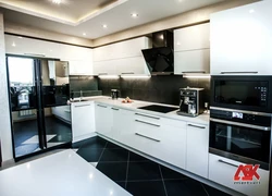 Дизайн белой кухни с черной техникой