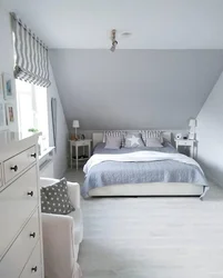 Фото спальни со скошенным потолком фото