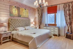 Интерьер деревянной спальни в светлых тонах