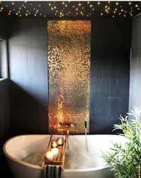 Ванна бөлмесінің фотосуретіндегі қара мозаикалық плиткалар