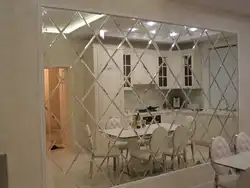 Зеркальное панно на кухне фото возле стола