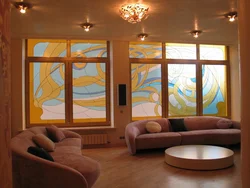 Дизайн гостиной дома с витражными окнами