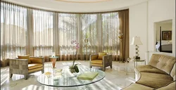 Дизайн гостиной дома с витражными окнами