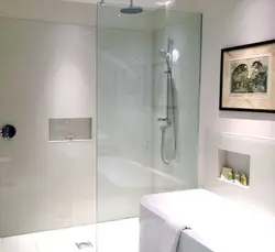 Әйнек қалқа фотосуреті бар ванна бөлмесі