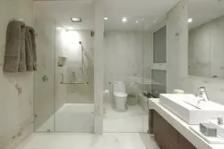 Әйнек қалқа фотосуреті бар ванна бөлмесі