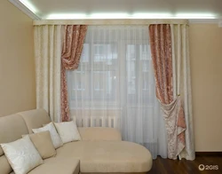 Пардаҳои зебо барои меҳмонхона барои шифт cornice хабарнигори муосир