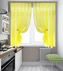 Жоўтыя шторы на кухні фота ў інтэр'еры