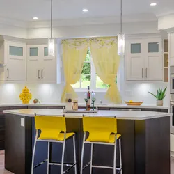 Жоўтыя шторы на кухні фота ў інтэр'еры