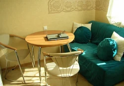 Круглый стол и диван на кухне фото