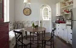 Круглый стол и диван на кухне фото