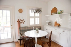 Круглы стол і канапа на кухні фота