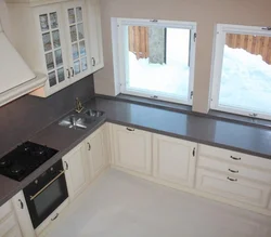 Countertop бо тиреза дар акс ошхона дар хона