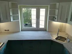 Столешница с окном на кухне фото в доме