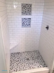 Kiçik bir banyoda kirəmitli duşun fotoşəkili