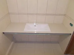 Lavabonun altındakı banyoda kafel tezgahı fotoşəkili