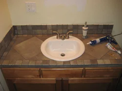 Столешница из плитки в ванную под раковину фото