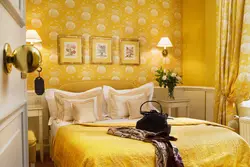 Спальня з жоўтымі шпалерамі фота