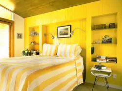 Sarı divar kağızı fotoşəkili olan yataq otağı
