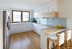 Кухня белая с деревянной столешницей угловая фото в интерьере