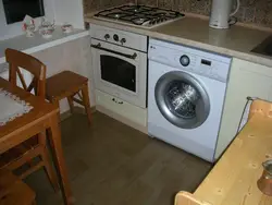 Фота кухні з халадзільнікам пральнай машынай і газавай плітой